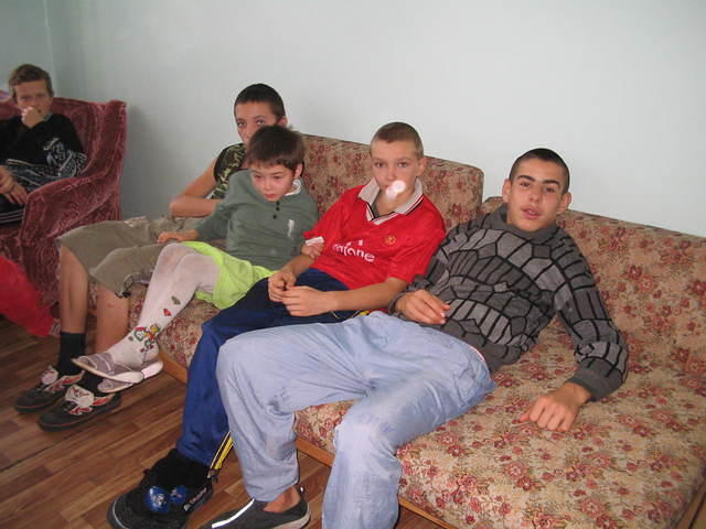 Children relax on the sofa.