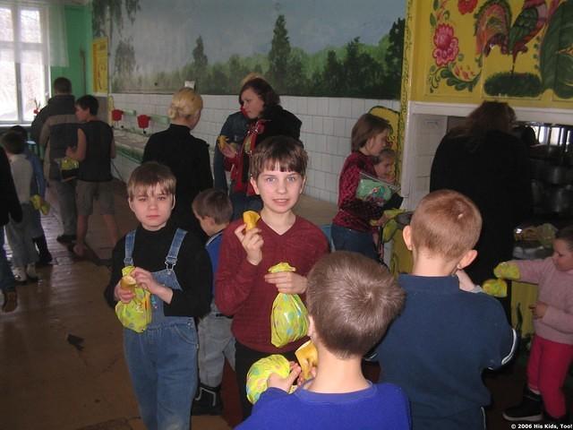 Children are comparing bags.
