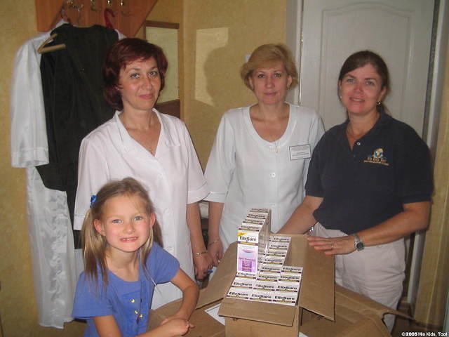 Alla presents the facility with over 200 bottles of decongestan, thanks to Kids Expo.