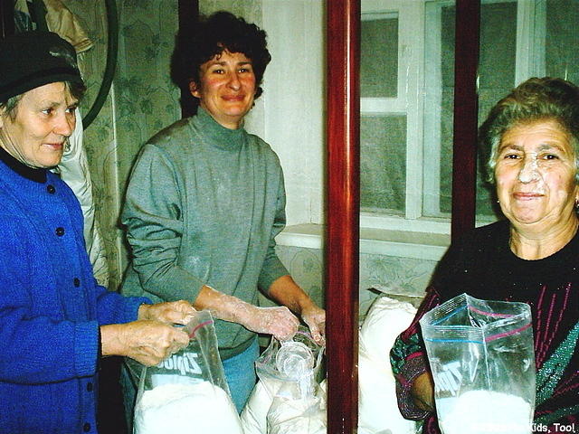 Our volunteers in Ukraine, members of the Dzerzhinsk Church of Christ, prepare food bags for the local poor.