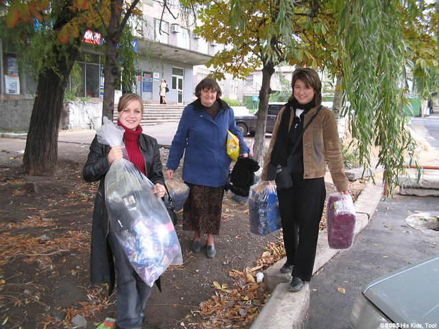 Fall 2004 was great, as Fami D. (Woodbury Church of Christ) came along to help.  The extra pair of hands were wonderful helping