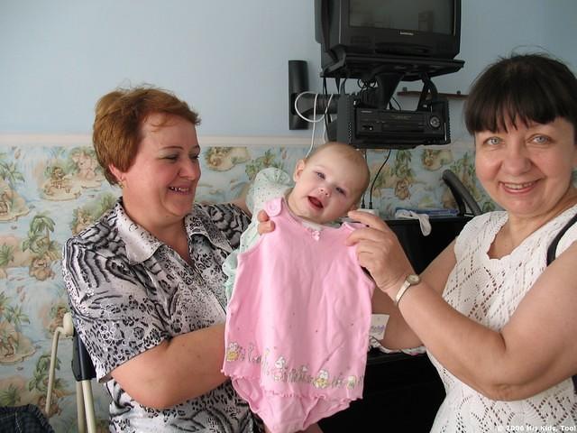 After sorting through the aid, clothing was taken by members of the Mayski Church of Christ to Orphan Hospital #2 in Horlivka.