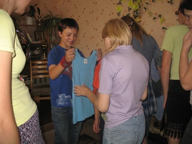 Church members visit Ghorlovka Internot #5 with clothing.