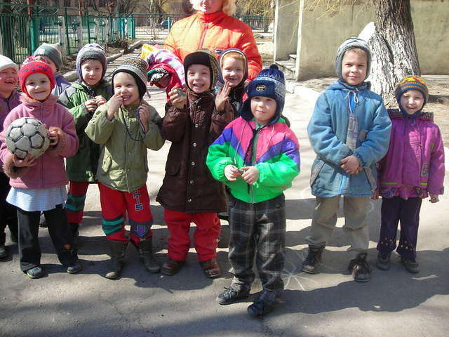 We paid a visit to Spring Flower, in Makeevka, dropping off new clothing from Frieda H.