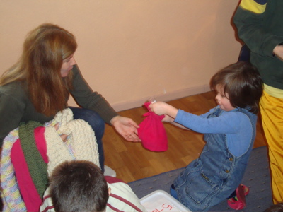 Teresa show Nastia the hats and allows her to choose.