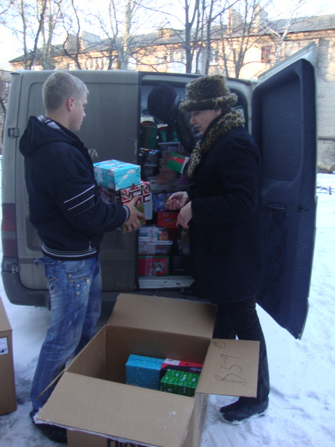 We found it best to remove boxes from shipping boxes for transport.