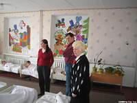 The director and Teresa speak with the children.