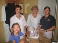 Alla presents the facility with over 200 bottles of decongestan, thanks to Kids Expo.