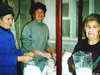 Our volunteers in Ukraine, members of the Dzerzhinsk Church of Christ, prepare food bags for the local poor.