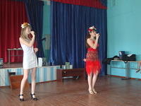 The high school class didn't perfom as a whole, but individuals, here Olga and Inna sing.