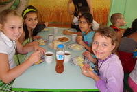 Kids enjoying their lunch.